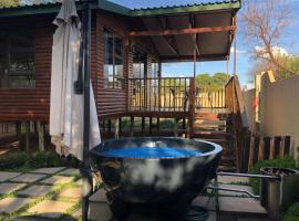 Romantic cabin in Big 5 Reserve, hotel in Dinokeng Game Reserve