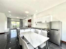 Sky Hotel - Cinema rooms & Apartments - Free laundry، فندق في سيهانوكفيل