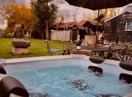 4 Bed Cottage with Hot Tub near Wyboston Lakes, hotel v destinaci Wyboston