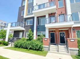 Downsview Park Luxury Townhome near Yorkdale Transit, Hotel in Toronto