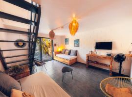 Kaz Nomia - à 50m de la plage Roches Noires, hótel í Saint-Gilles-les-Bains