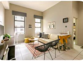 Lovely Rosebank 1-bedroom condo with pool & cinema, hotel em Joanesburgo