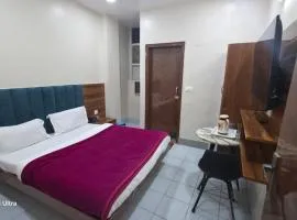 Newly Renovated Hotel Neelam Palace Just 5 Minutes from Railway Station & Connaught place