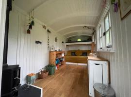 Stream Side Shepherds Hut, hotel in Hazelhead