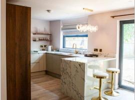 Elegant Contemporary Private Bungalow、チェルトナムのホテル