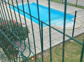 Lovely 2 bedroom condo with pool，Marigot的飯店