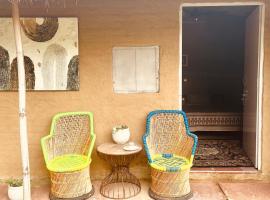 Kala Kutir Mud Stay near Taj Mahal King sized bed, hotell sihtkohas Tājganj