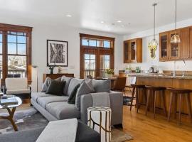 Spacious 4-Bedroom Mountain Retreat in Jackson, hotel in Jackson