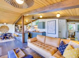 Whidbey Island Oasis Walk to Beach, Hot Tub, View, khách sạn ở Greenbank