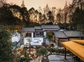 Chengdu Xiaoya Yard Hot Spring Hotel,is just a 20 minute drive from both the Sanxingdui Museum and the Chengdu Panda Base,Enjoy Soaking in natural hot springs,Traditional Chinese afternoon tea,Exquisite fruit platter