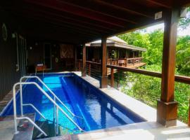 Framadani estate entire property - 3BDR Villa with pool and 1BDR Cabin, hotel v destinaci San Ignacio