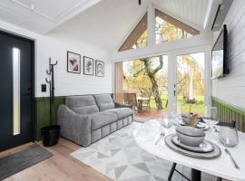 Private small house with sauna and terrace in Tallinn, hotel v Tallinnu