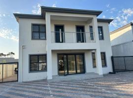 Bokwe's Guest House- Cape Town, hotel in Gordonsbaai