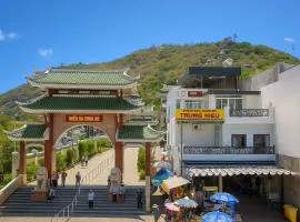 Trung Hiếu Hotel - bên cạnh Miếu Bà Chúa Xứ
