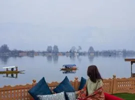 Mossess Retreat Group Of Houseboats