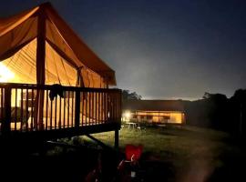 Peaceful Tented Cabin with Fire Pit and Fantastic Sights in Logan, Ohio, hotell Loganis