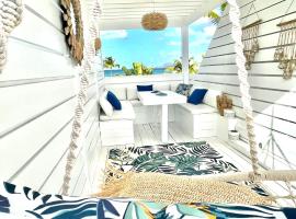 STUDIO LOFT sur la plage, piscines, tennis, parkings, restaurants, Hotel in Baie Nettle
