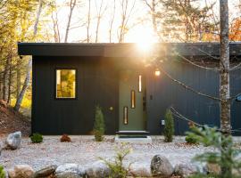 Cozy Luxury Cabin w Hot Tub, Fire Pit, King Bed, hotel v destinaci Newry