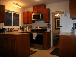 Bungalow in Green Area，位于渥太华的酒店