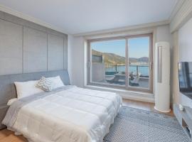 Maremonte Pension, Hotel in Geoje