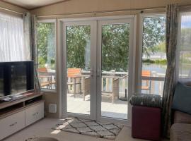 Lake Front 3 Bed Caravan in South Cerney, Hotel in South Cerney