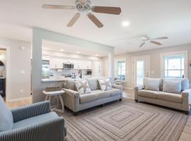 Newly Listing Renovated bungalow steps from water, hotel v destinaci Jay Crest