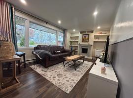 Entire floor in a Spacious bungalow ensuite close to beach and train, ξενοδοχείο σε Pincourt