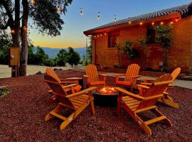 NEW LISTING, Near Yosemite South Gate entrance and town, King bed, Hot Tub, BBQ, Firepit & Mountain Views, hotel in Oakhurst