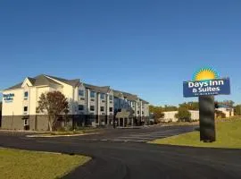 Days Inn & Suites by Wyndham Brandon Amphitheater