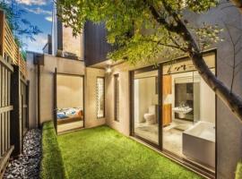 Melbourne suites - Zen Oasis or skyline views, hotel in Melbourne