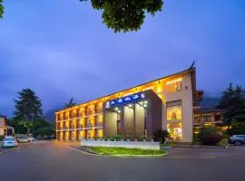 Zhangjiajie Tianchong Yunhai Hotel-The hotel is about 700 meters away from the east gate of Zhangjiajie National Forest Park local specialty breakfast AttractionTickets Serivce in advance English butler service