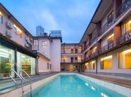 Zhangjiajie Tianchong Yunhai Courtyard Hotel-At the East gate of Zhangjiajie National Forest Park English Butler, Free Luggage Storage, Tour Plan -reserve tickets for various scenic spots-Self-Service Laundry, hotel di Zhangjiajie