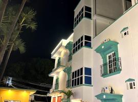 LUXUS Resort - Swimming Pool,位于蓬蒂切里的酒店