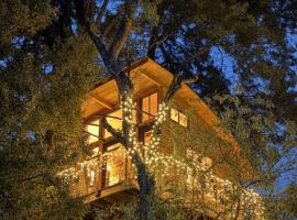 Casa del Árbol Sesquile, ξενοδοχείο σε Tres Esquinas