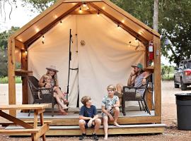 Fun Glamping Vacation in Marion, Texas: Comfortable Safari Tent on the Beautiful Cibolo Creek, ξενοδοχείο σε Marion