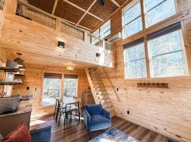 Holly Forest Home & Glamping, hotel v destinaci Henderson