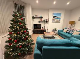 Private Parking, Central Llandudno, King Bed with Ensuite at Clement Lodge, hotell Llandudnos