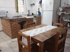 Casa quase frente a Rodoviária, hotel in Corumbá