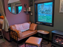 Tranquil Off-Grid Cabin, Hotel in Ballina