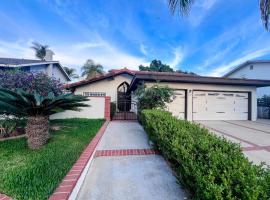 Bright & Modern 5BR House Near Disneyland & Beaches Ample Parking & RV, hôtel à Orange