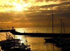 L'Échappée Bleue St Gilles 5 min port et plage, hotel a Saint-Gilles-les Bains