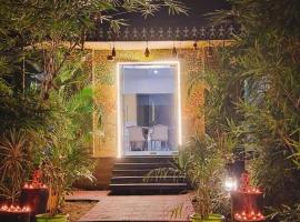 Mridukrishore resort, hotel in Dhanwār