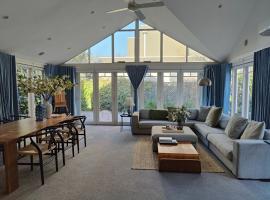 Elegant Art Deco Gem Cosy 3BR Retreat, Hotel in Carnegie