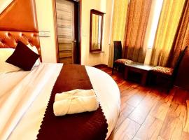 Hotel WoodCrest Chandigarh Zirakpur, hotel in Chandīgarh