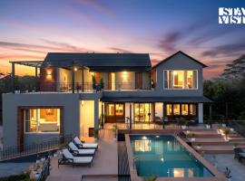StayVista at Villa Aera with Pool, Lawn, ξενοδοχείο σε Τσαντιγκάρ