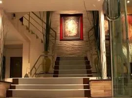 Grand Pinnacle Hotel