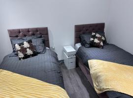 Chic Above Store, hotel in Tredegar