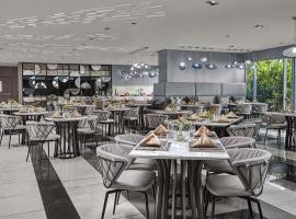 Novotel Suites Manila at Acqua, hotell Manilas