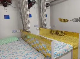 Little While global-Budget & backpacker friendly hostel with free pass-Near metro