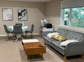 Spacious Basement with independent entry and yard,位于伊瑟阔的酒店